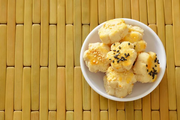 Китайские мини-печенье одеваются черно-белые кунжута на чашке — стоковое фото