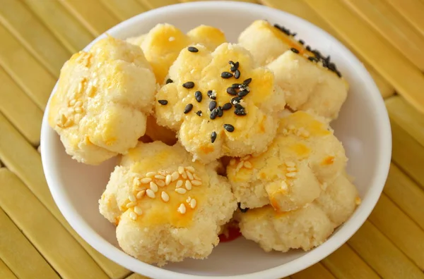 Čínské mini sušenky leštění sezamové na pohár — Stock fotografie