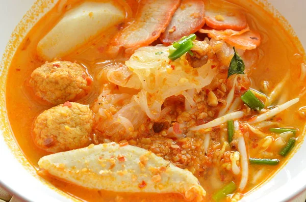 Тонка рисова локшина з начинкою скибочки барбекю свинина та рибний м'яч у супі з томатів — стокове фото