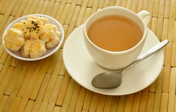 Kínai mini süti, fekete-fehér Szezám öltözködés enni a forró tea — Stock Fotó