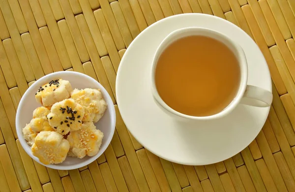 Китайские мини-печенье одеваются черно-белые кунжута едят с горячим чаем — стоковое фото