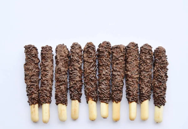 Varas de pão revestidas de chocolate no fundo branco — Fotografia de Stock