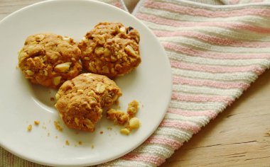 tahıl ezmesi tanımlama bilgisini ısırık beyaz plaka üzerinde