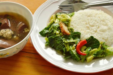 Kızarmış Çince lahana Filiz gevrek domuz eti ve Ivy kabak çorbası ile karıştırın