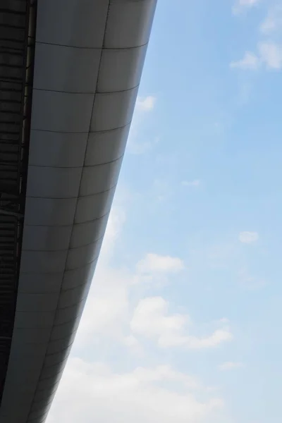 Curva telhado de alumínio no fundo do céu — Fotografia de Stock