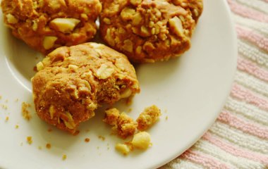 tahıl ezmesi kurabiye ısırık beyaz tabak