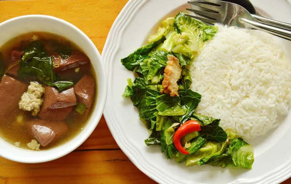 Kızarmış Çince lahana Filiz gevrek domuz eti ve Ivy kabak çorbası ile karıştırın