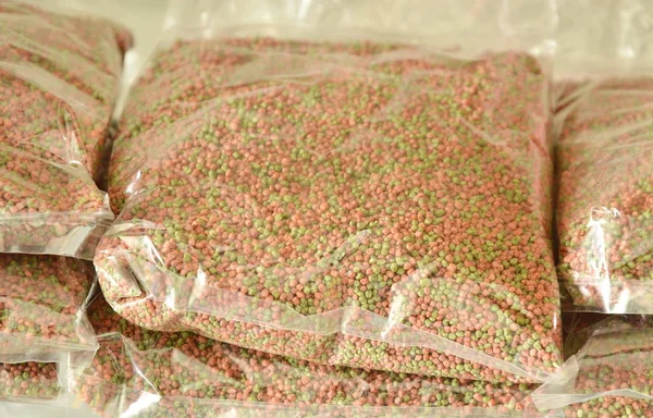 Nourriture de poisson avec emballage de sac en plastique à vendre dans l'animalerie — Photo