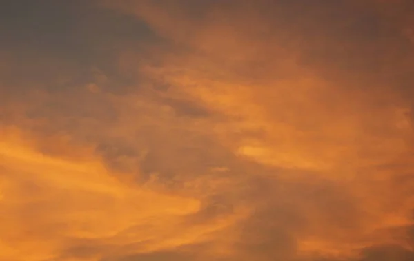 Akşam alacakaranlık gökyüzü arka plan üzerinde yayılan bulut — Stok fotoğraf