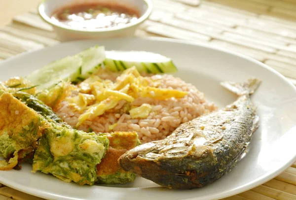 Spicy fried rice shrimp chili paste sauce eat couple with egg and mackerel — Stock Photo, Image