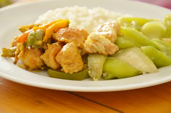 Revuelva el calabacín frito con huevo y bola de pescado picante sobre el arroz — Foto de Stock