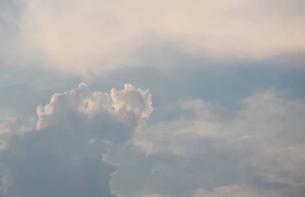Este a felhő és a háttérégbolt segítségével — Stock Fotó