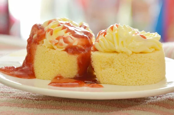 Beurre gâteau rouleau garniture crème vanille sauce fraise sur le plat — Photo