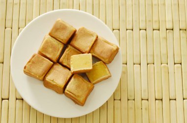  Çin zar pasta çanak üzerinde lapa tatlı fasulye dolması