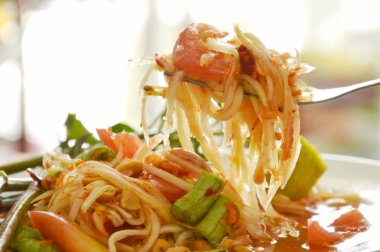  Baharatlı ekşi ve tatlı çatal üzerinde Somtum Tay yeşil papaya salatası tadı