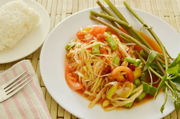 Salad pepaya hijau Somtum Thai terasa asam pedas dan manis makan pasangan dengan nasi lengket — Stok Foto