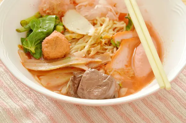 Яйце локшина з креветок і риби м'яч в червоний суп на китайській мові називається Йонг Тау фу — стокове фото