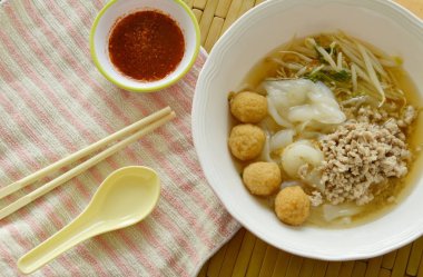  büyük erişte tepesi haşlanmış kıyılmış domuz eti ve çorba chili soslu karides topu