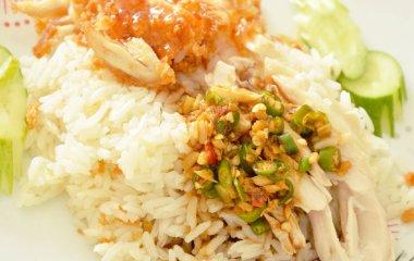  haşlanmış ve derin kızarmış tavuk pişmiş pirinç farklı sos plaka üzerinde giyinme