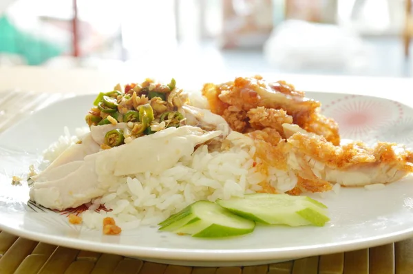 Ayam rebus dan digoreng dengan saus nasi yang dimasak dengan saus yang berbeda. — Stok Foto