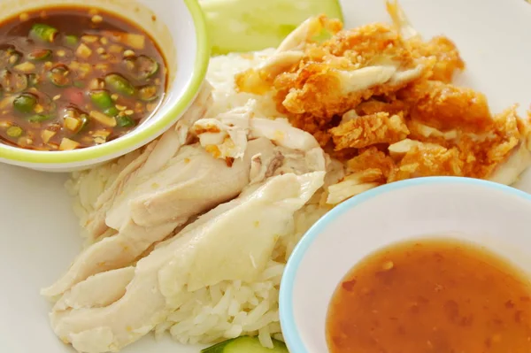 Варёная и жареная курица на варёном рисе с различными соусами на блюде — стоковое фото