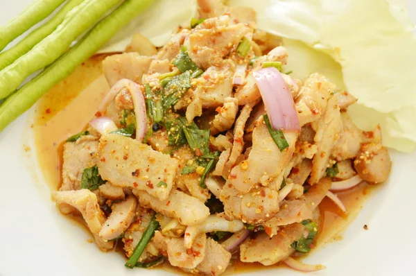 Thai pedas iris daging babi salad dengan sayuran segar di piring — Stok Foto