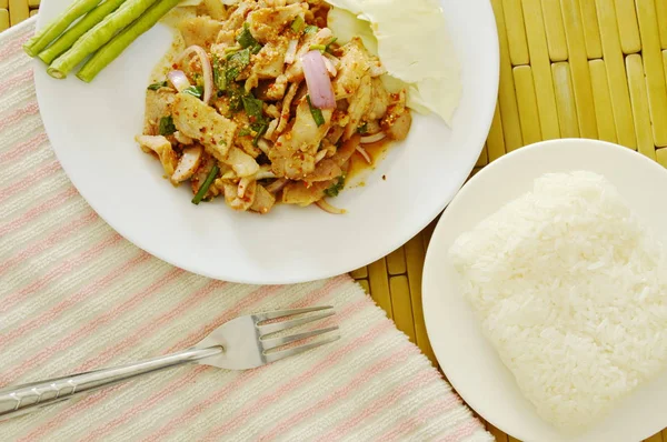 Salad babi pedas Thailand makan pasangan dengan nasi lengket dan sayuran segar — Stok Foto