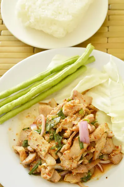 Thaise pittige segment varkensvlees salade eten paar met kleefrijst en vers fruit — Stockfoto