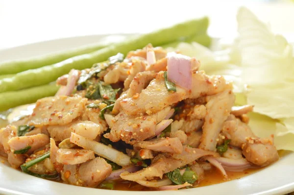 Ensalada de cerdo con rodajas picantes tailandesas con verduras frescas en el plato —  Fotos de Stock