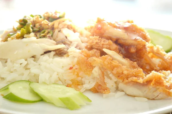 Варена і смажена курка на вареній рисовій заправці різний соус на тарілці — стокове фото