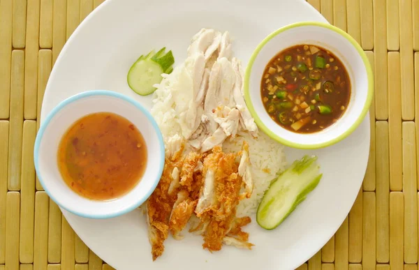 Ayam rebus dan digoreng pada nasi yang dimasak dengan saus celup yang berbeda di piring — Stok Foto