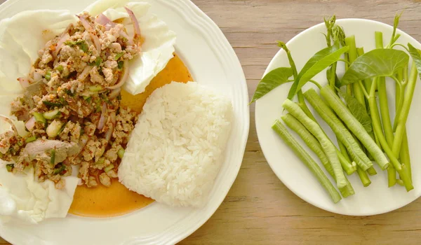 Ensalada de cerdo picante tailandesa comer pareja con arroz pegajoso y verduras frescas —  Fotos de Stock