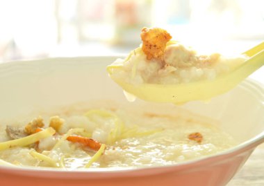  kıyılmış domuz eti ve dilim zencefil üzerinde plastik çorba kaşığı haşlanmış pirinç