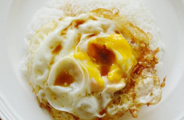  Sahanda yumurta soya sosu Tepesi üzerinde pirinç giyinme