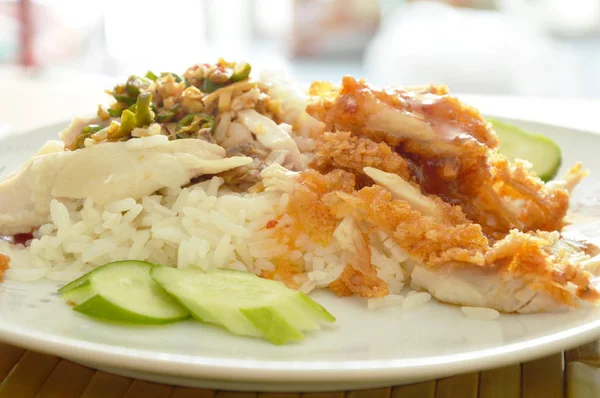 Renyah goreng dan ayam rebus di masak nasi saus yang berbeda di piring — Stok Foto