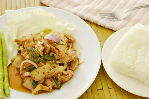 Ketan makan pasangan dengan salad babi pedas Thailand dan sayuran segar — Stok Foto