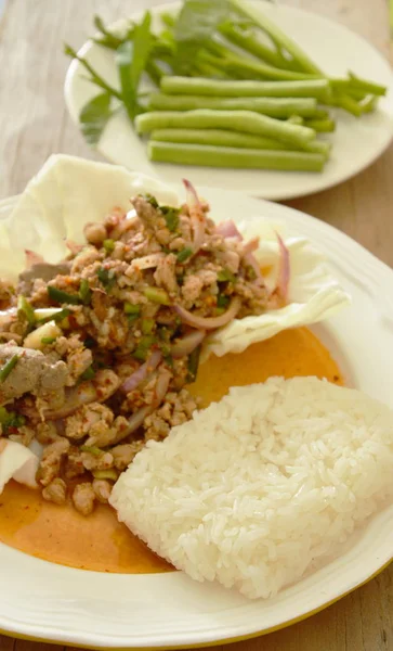Arroz pegajoso comer pareja con tailandés picante ensalada de cerdo picado y verduras frescas —  Fotos de Stock