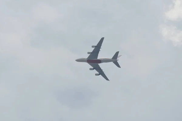 Avión volando en el cielo en el día del sol — Foto de Stock