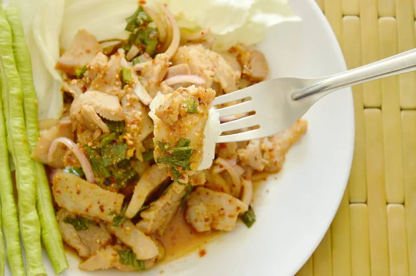 Ensalada de cerdo de rodaja picante tailandesa comer pareja con arroz pegajoso en tenedor — Foto de Stock