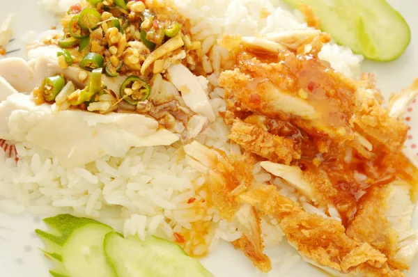 Renyah goreng dan ayam rebus di masak nasi saus yang berbeda di piring — Stok Foto