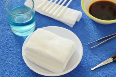  Mavi valvet masanın üzerinde yara temel temizlik yaralanma için ilk yardım kitleri