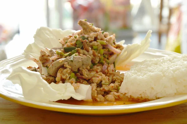 Thai pedas memotong daging babi salad makan dengan ketan beras dan sayuran segar — Stok Foto