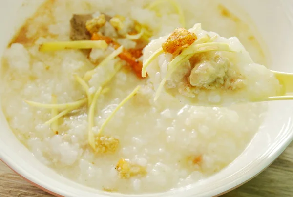 Βρασμένο ρύζι με χοιρινή μπριζόλα και φέτα τζίντζερ σε κουτάλι σούπας πλαστικού — Φωτογραφία Αρχείου
