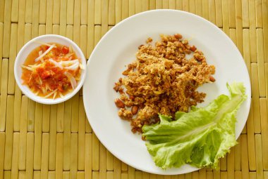  Çıtır çıtır kızarmış pirzola catfish yeşil mango salatası ve sos ile