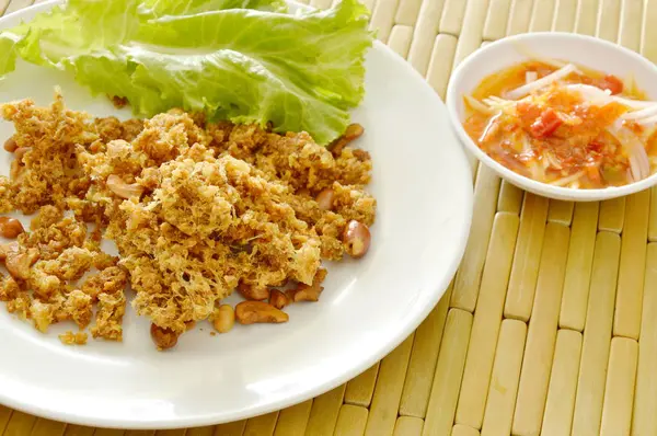 Ikan lele goreng renyah dengan salad mangga hijau dan saus — Stok Foto