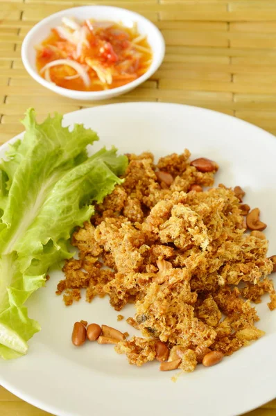  Çıtır çıtır kızarmış pirzola catfish yeşil mango salatası ve sos ile