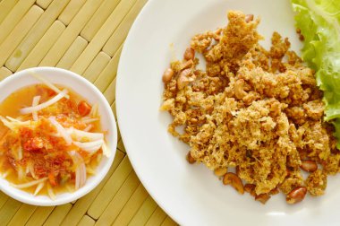  Çıtır çıtır kızarmış kıyılmış catfish yeşil mango salatası ve sos ile