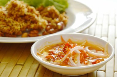  çıtır çıtır kızarmış kıyılmış yayın balığı salata ve tatlı yeşil mango sos