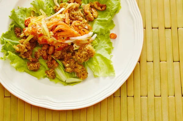  Çıtır çıtır kızarmış pirzola catfish yeşil mango sos tatlı ve ekşi sos salatası ile