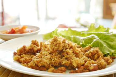  Çıtır çıtır kızarmış kıyılmış catfish yeşil mango salatası ve sos ile